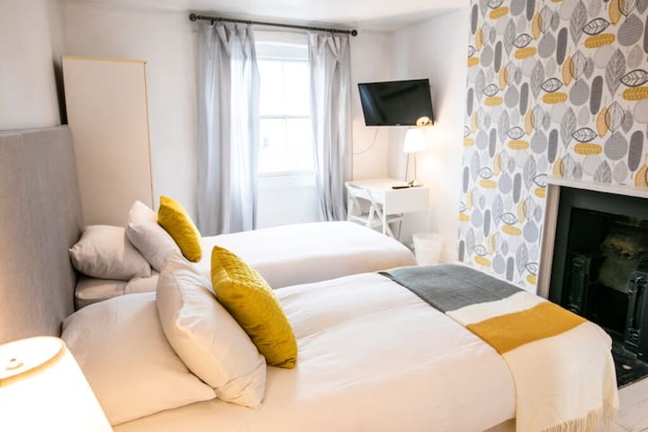 Luxury, super king size bedroom, great location.