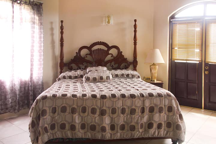 Zink in luxe comfort in onze ruime hoofdslaapkamer, waar ontspanning een heerlijke nachtrust ontmoet.