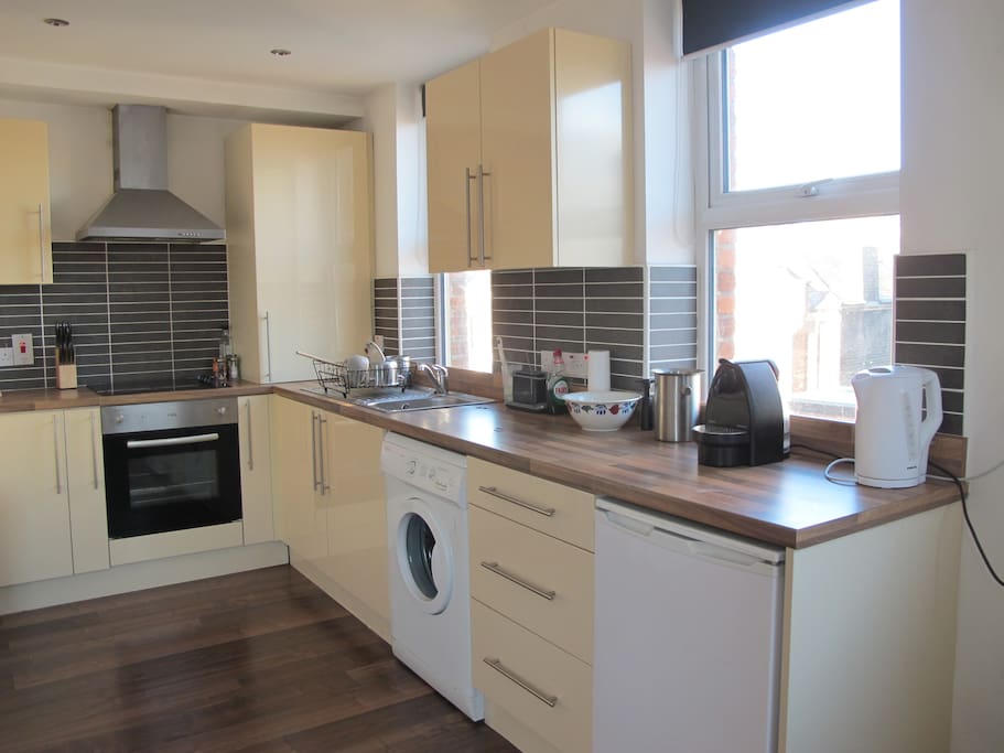 Bright & spacious kitchen decorated in warm & earthy tones