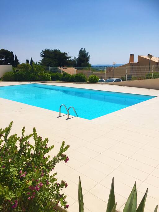 Piscine privative vue mer, résidence sécurisée avec gardien, place privée dans parking sécurisé avec portail électrique, terrain de tennis, 1 km du centre-ville, 3 km des plages, proche toutes commodités, sur les hauteurs, vue exceptionnelle, quartier calme et recherché