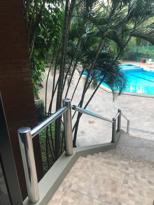 Piscina e quadra de tenis