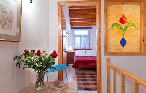 HUGE & QUIET ODYSSEY HOUSE  (PERFECT LOCATION)