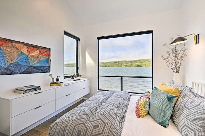 Queen Bedroom on the Bay - Views, EO French Lavender lotion, hardwood floor, wool rug, books and carefully selected modern decor.
