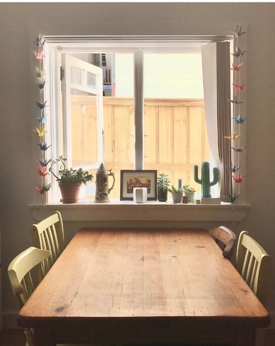 This cozy dinning is perfect for share meals and have a great time with friends.