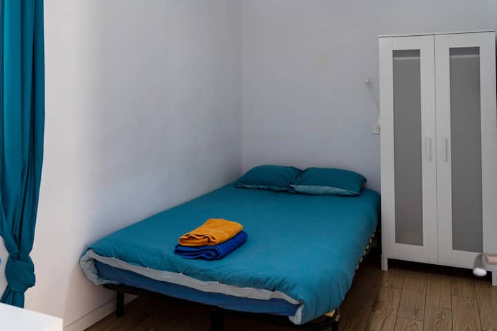 Chambre 2. Lit  et placard.