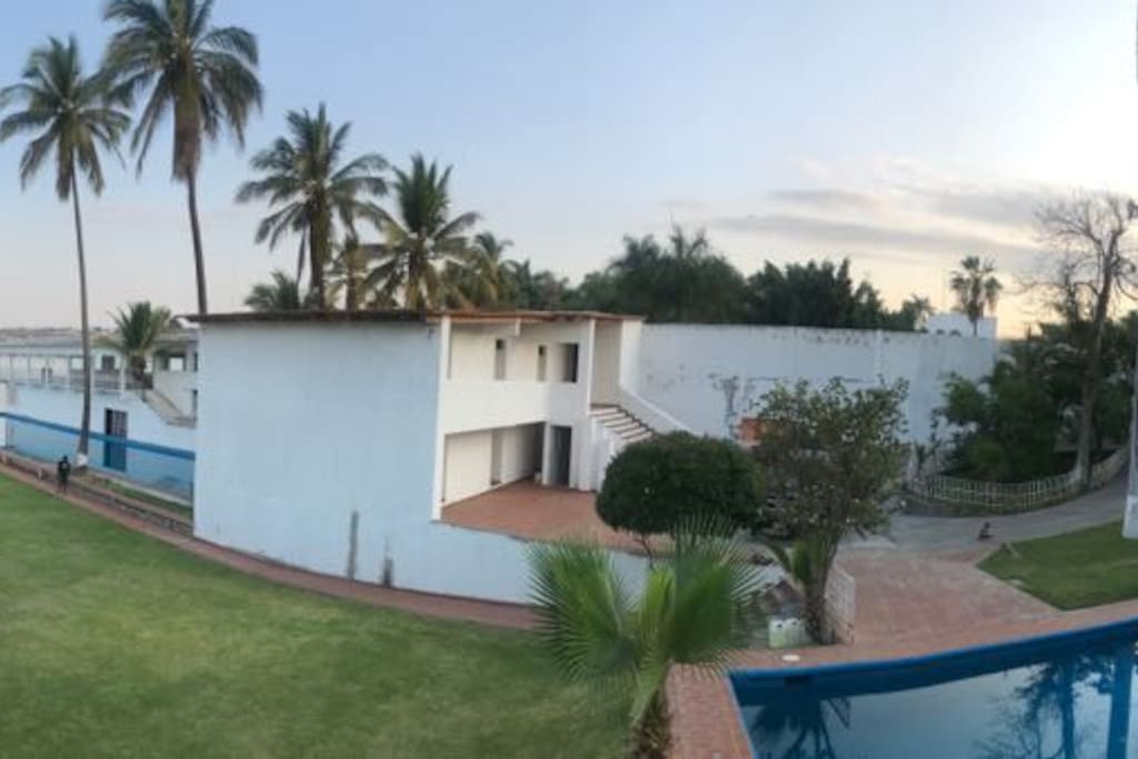 Rodeada de amplios jardines cómodas habitaciones a la orilla del paradisíaco MAR DE MORELOS te espera la tranquilidad confortable de HOSTAL AV28