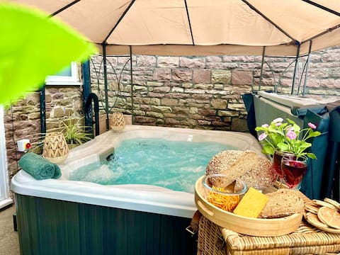 *Brecon Beacons,Log Burner, hot tub Dogs Welcome*