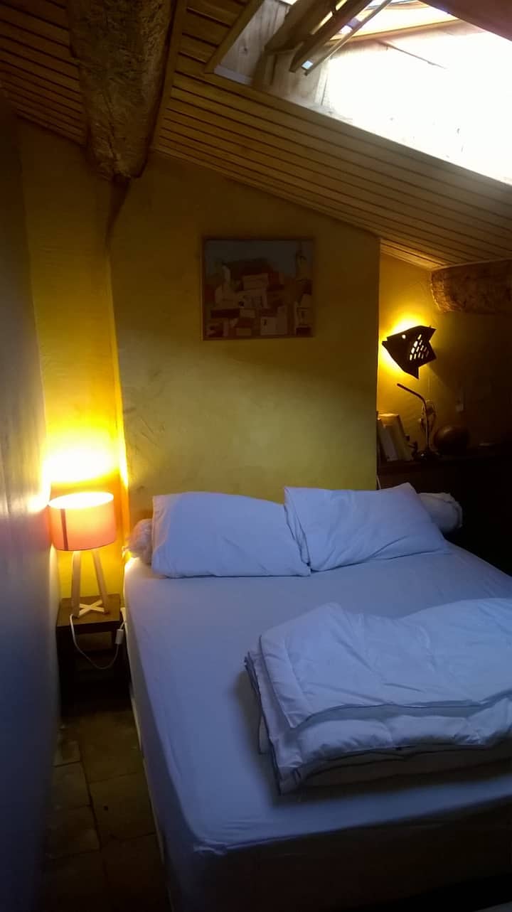Krevat dopio, dyshek i fortë, nën çati, dritë nëpërmjet një velux.