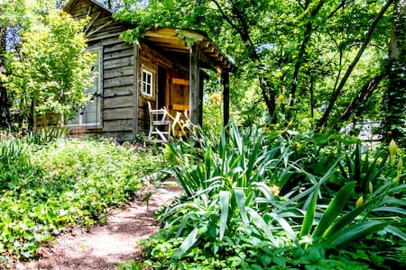 Charming Cabin Near Deep Ellum & Fair Park