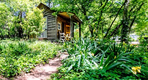Charming Cabin Near Deep Ellum & Fair Park