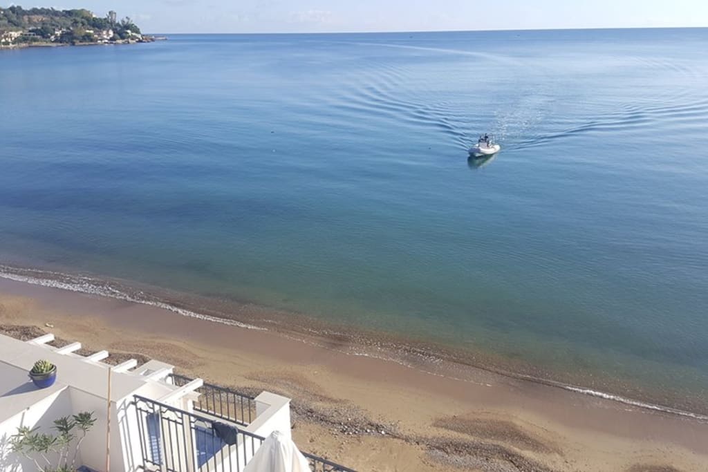 La nostra casa sulla spiaggia, ed il nostro gommone in arrivo per prendere i nostri ospiti e portarli alla scoperta della costa