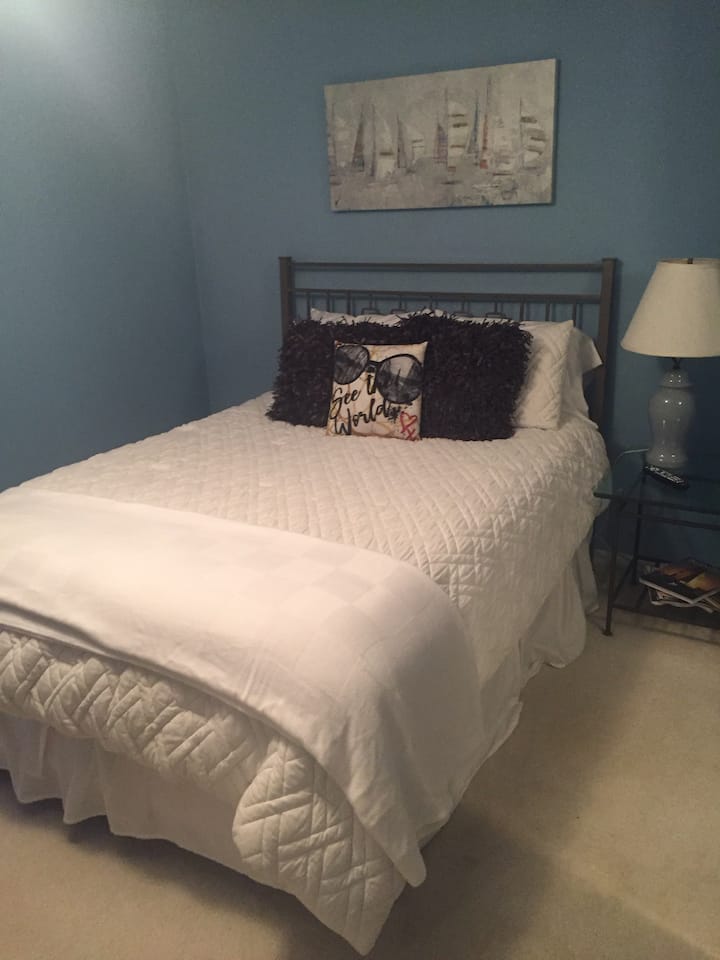 ห้องนอนสไตล์อีสต์พอร์ตร่วมสมัย 1  มีทีวีเตียงควีนไซส์พัดลมและตู้เย็น  มีพื้นที่ไม่เพียงพอสำหรับเก้าอี้เลานจ์หรือโคมไฟอ่านหนังสือ  นอกจากนี้ยังไม่มีโต๊ะทำงาน  