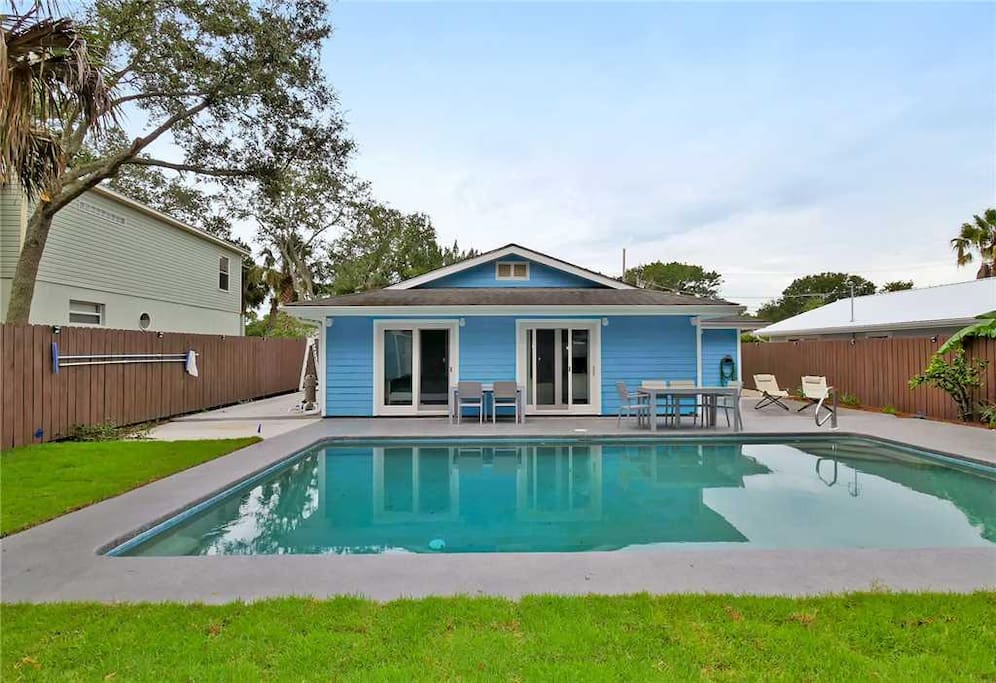 Pool View - Having the pool right outside your door makes getting out there to work on your tan so quick and convenient!
