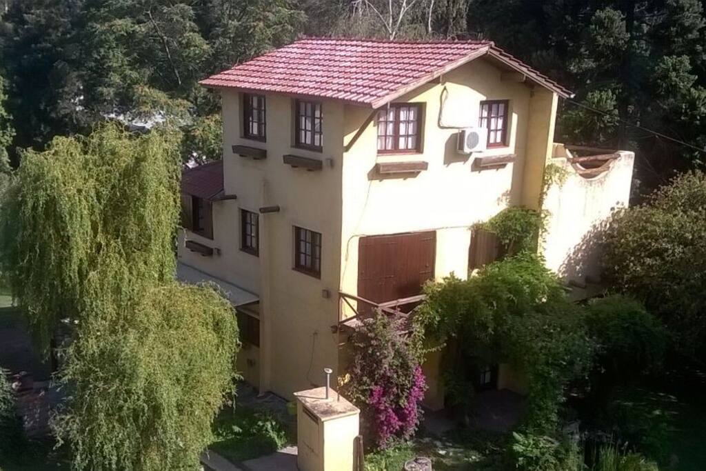Vista del área donde se puede apreciar el balcón del primer piso y el solárium.