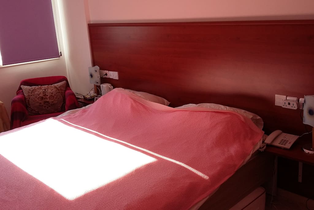 Bright Sunny Room 2 Single Beds Plenty of Storage New Decor SmartTV