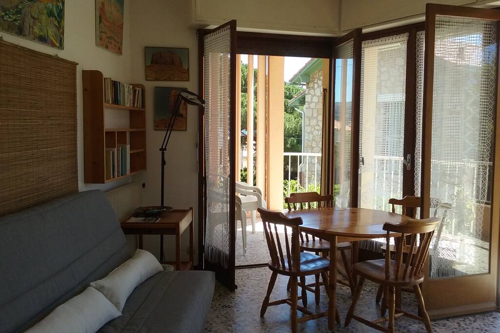 Le salon tout ouvert sur la terrasse