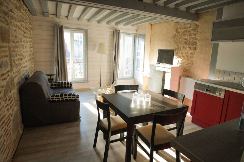 partie cuisine/salon, vue sur la rue Condorcet. Petit balcon