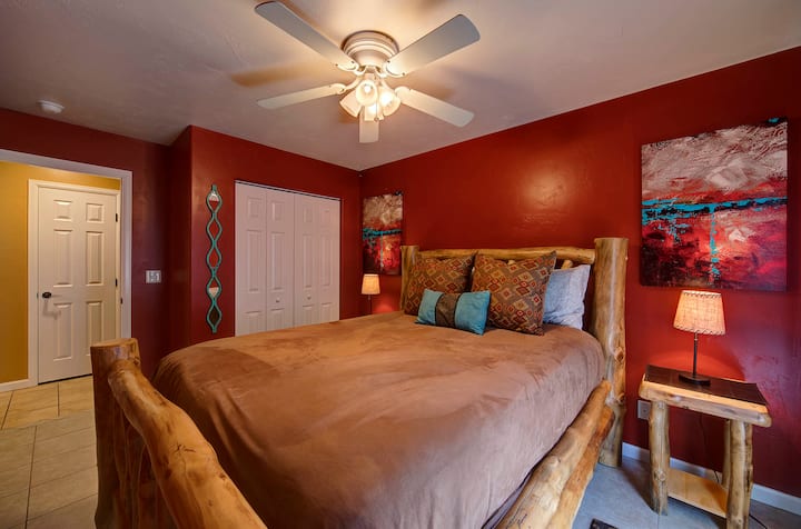 红色房间配有双人床、梦幻般的床垫和华丽的艺术品。 