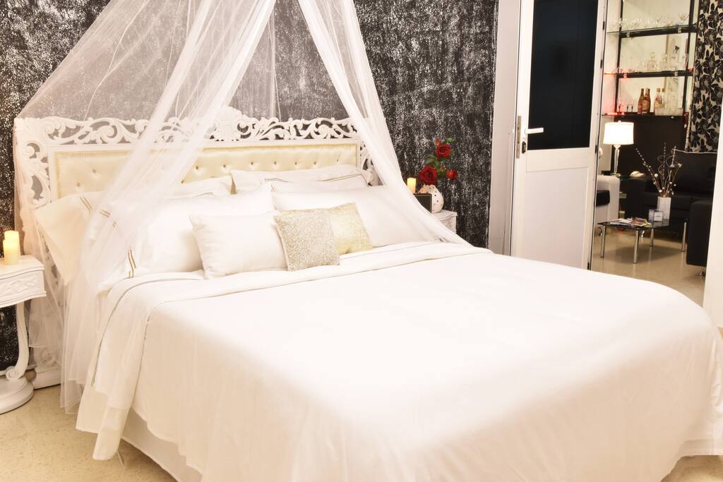 Three different pairs of pillows, so you can rest and relax. Gel, down alternative and memory foam.
Tres pares diferentes de almohadas, su gusto esta garantizado!