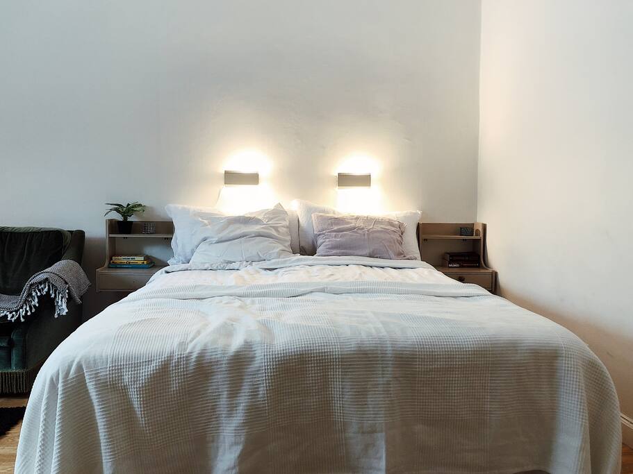The bed (140x200cm).