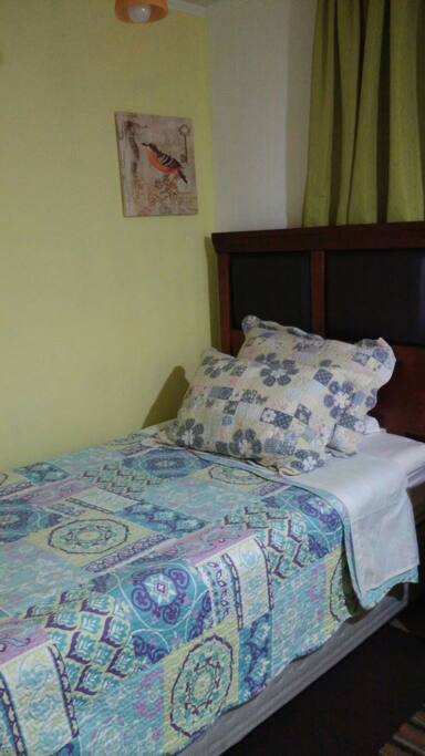 Cama Plaza 1/2,Incluye
sabanas.Si tiene acompañante cuenta con sofá cama