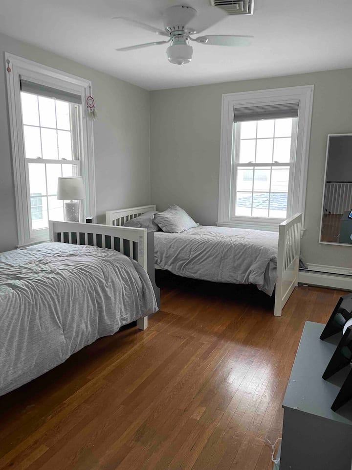 Chumba cha kulala cha Mgeni, Zabuni Mbili 2 