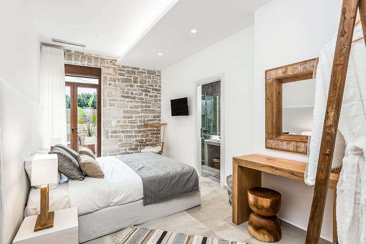 Dormitori a la planta baixa. El llit també es pot utilitzar com a 2 llits individuals.