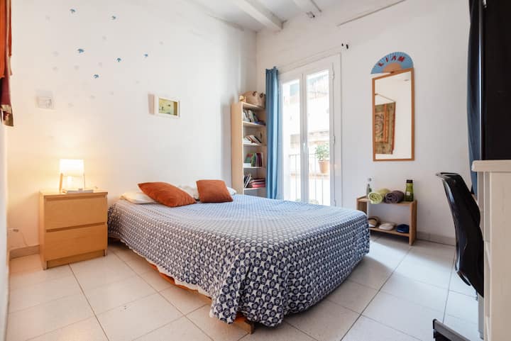 Homesharing, my home is your home.