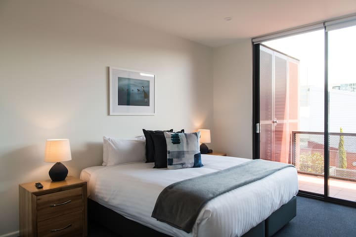 Collins Street 3br Apartment with courtyard