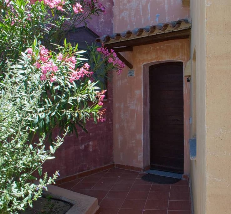 Your Front Door - Private And Welcoming