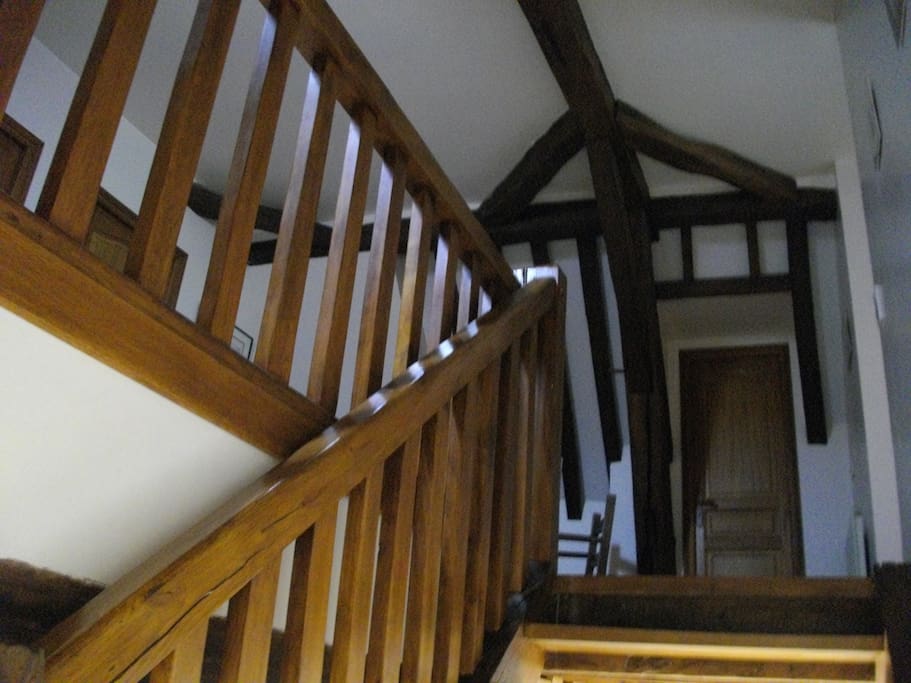 Maison de caractère : poutres apparentes et escalier chêne massif