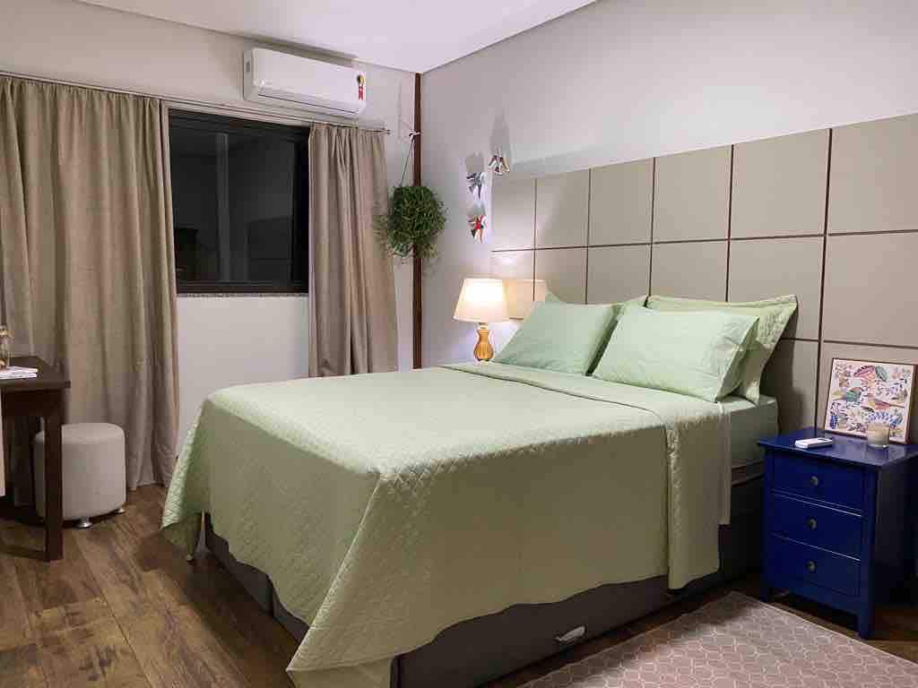 Caja "Quenn Size" de DEMI SUITE de 02 camas individuales con 02 camas auxiliares individuales para alojar a una familia. Tiene la función básica de somier para el colchón doble y otras dos piezas, que se sacan de los lados, se pueden utilizar directamente como camas adicionales.