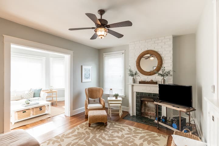 ¡La sala de estar del segundo piso tiene un televisor inteligente y solárium para más espacio para reunirse! 