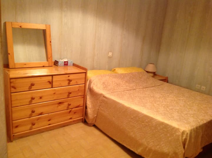 1号卧室配有双人床、抽屉柜和床头柜 