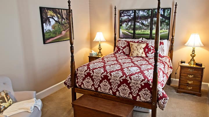 Спална соба со брачен кревет и простор за седење.