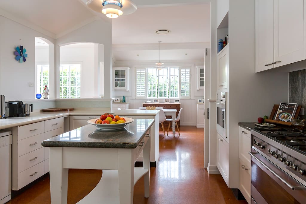 Extremely functional kitchen with new 90cm freestanding oven, dishwasher and fridge/freezer