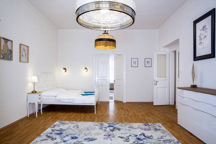 ★★★ LARGE 3 BDR APT ❤ IN THE HEART OF PRAGUE ★★★ gallery image 2
