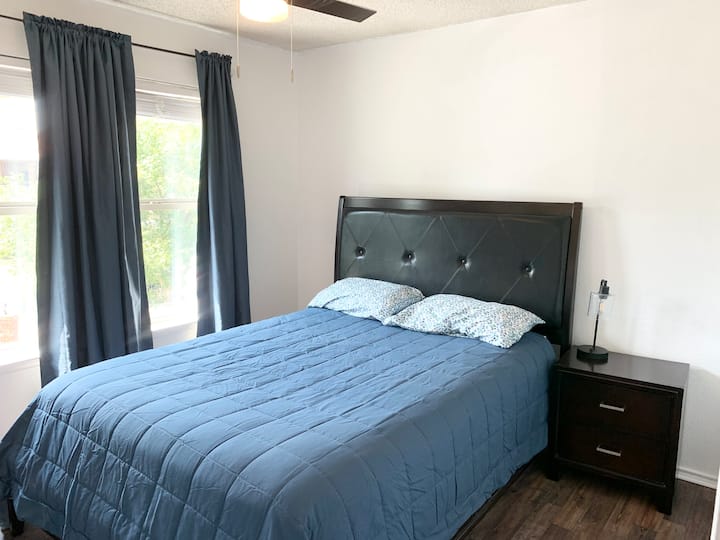 Jikunje kwenye kitanda chenye starehe chenye mapazia meusi kwa ajili ya mapumziko mazuri ya usiku