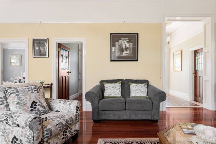 Stately Home with Gardens in Lilydale gallery image 3