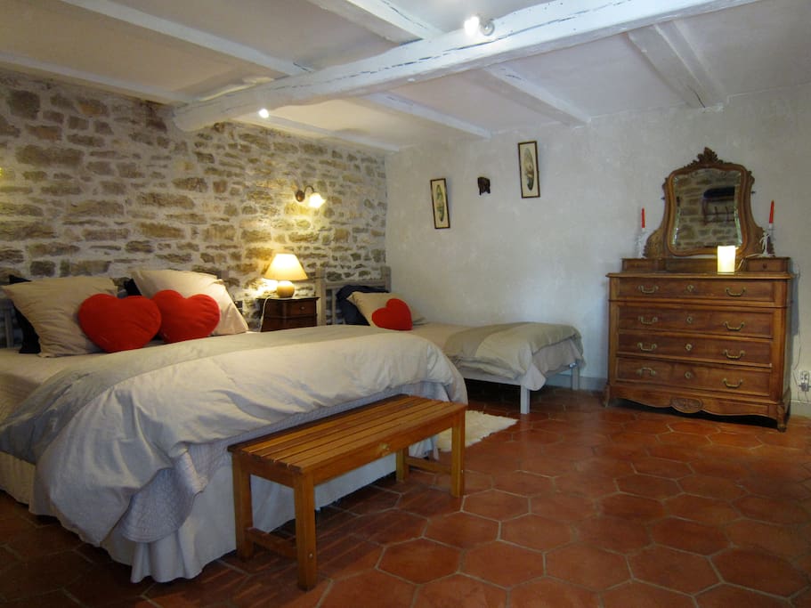 la chambre grège en rez de jardin