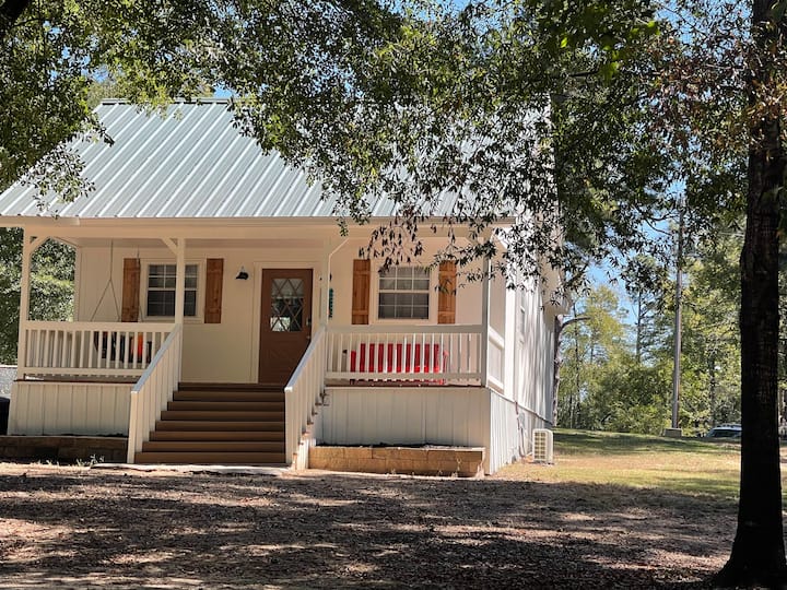 RetroInspired cabin on Lake O' The Pines. Cabins for Rent in Avinger