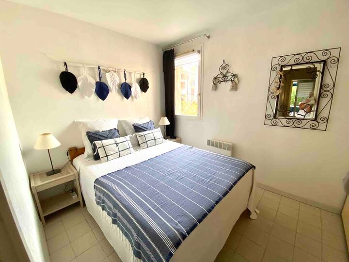 ห้องพักมีเตียง 140 เตียงพร้อมเครื่องนอนใหม่และสะดวกสบายและตู้เก็บของขนาดใหญ่มาก 