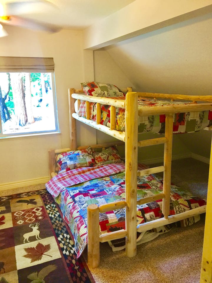 Შედით საწოლში, ქვედა ნაწილში კი - ორადგილიანი საწოლით. Წინა ეზოს ხედი. 