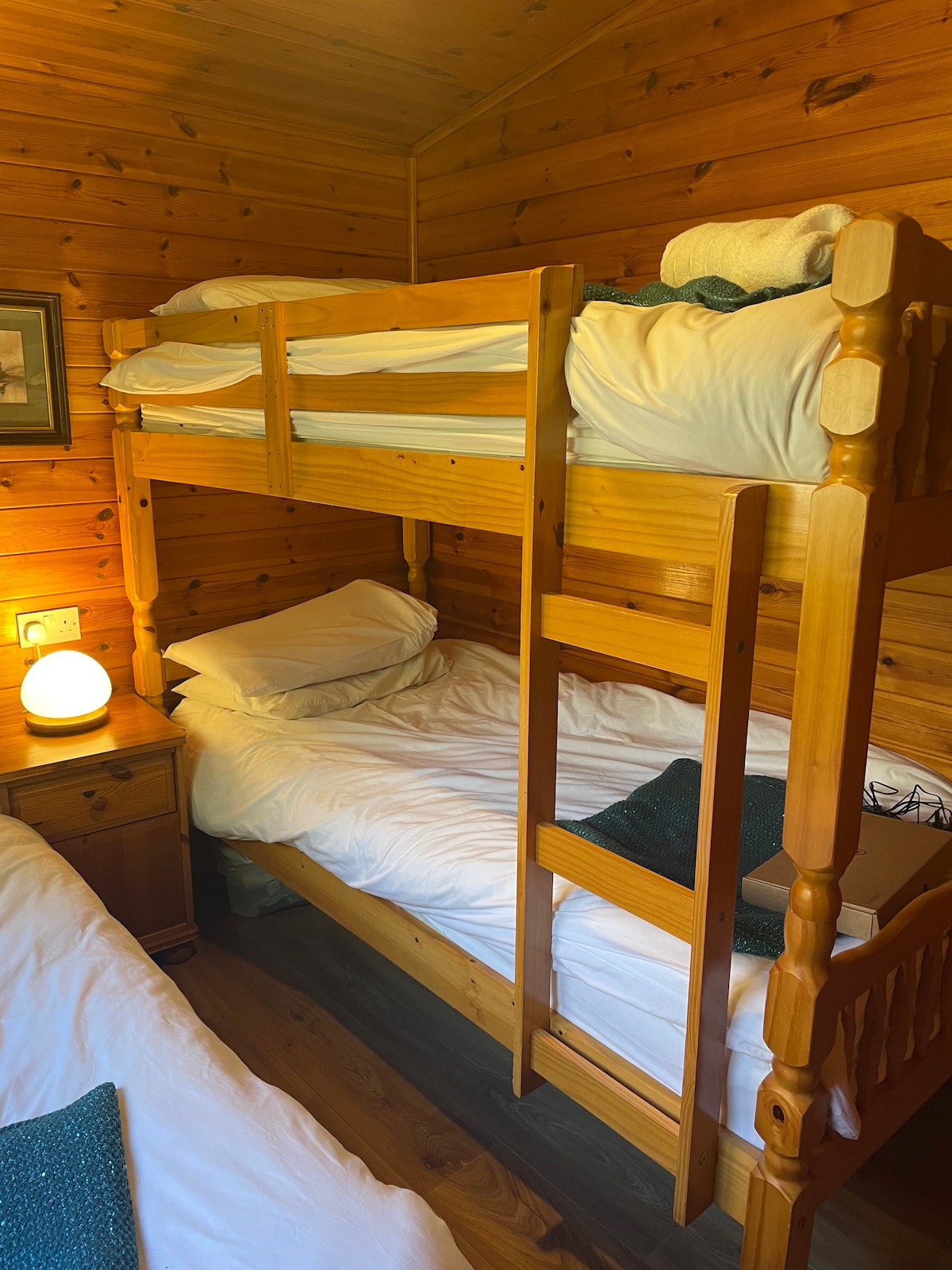 เตียงสองชั้นกว้าง 3 ฟุตและเตียงเดี่ยวขนาด 3 ฟุตมีพื้นที่สำหรับเด็ก 3 คน/ผู้เข้าพักในห้องนอนที่สอง 