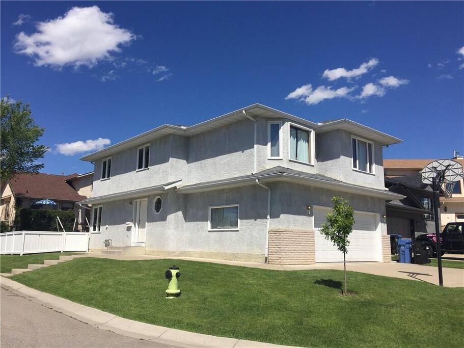 Corner house. Easy free 24 hr on street parking.