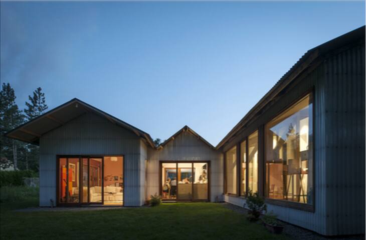 Atypical house on the banks of the Loire
