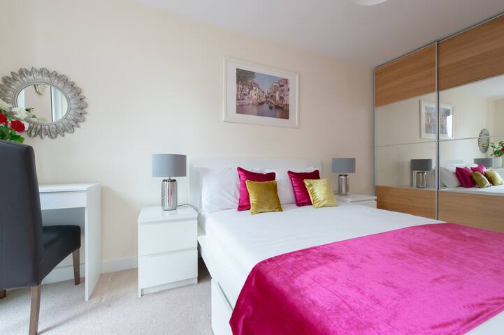 3 bedroom Aldgate East gallery image 2