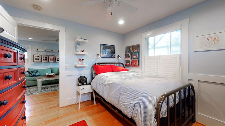 2号卧室配有一张古董双人床。