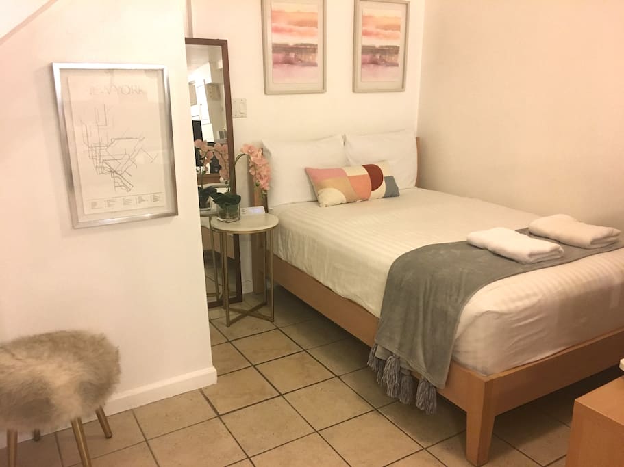 Full Size Bed w Mirror and Side Table
