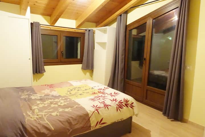 Dormitorio con cama de 1,50 m, mesilla y armarios. Colchón nuevo. Ropa de cama incluida. Acceso directo a la terraza